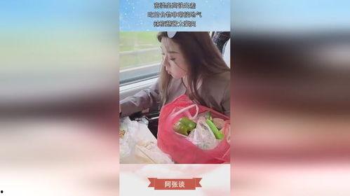 小富婆坐高铁娱乐吃瓜酱,娱乐吃瓜酱，畅享旅途时光